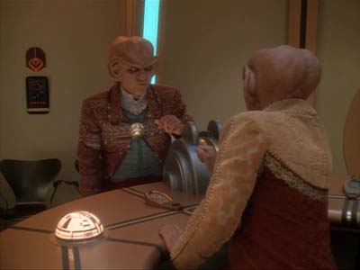 Star Trek: Deep Space Nine Screencaps "Family Business" (S3:E23)