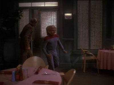 Star Trek: Deep Space Nine Screencaps "Paradise Lost" (S4:E12)